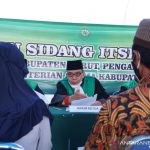 Pasangan suami istri mengikuti sidang isbat nikah di Garut Kota, Kabupaten Garut, Jawa Barat, Jumat (27/8/2021). (ANTARA/HO-Diskominfo Garut)