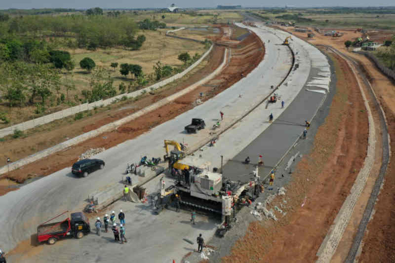 Pekerja saat melakukan pembangunan akses tol BIJB Kabupaten Majalengka, Jawa Barat, Senin (30/8/2021). (ANTARA/HO-Humas Cipali)
