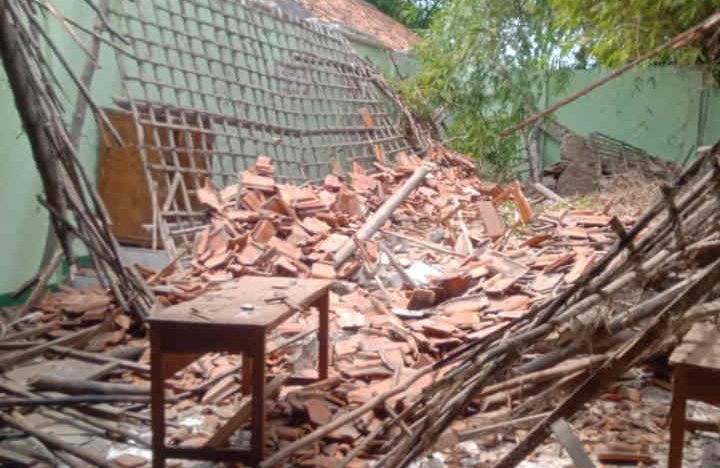 Kondisi atap bangunan madrasah yang ambruk setelah diterjang angin kencang di Kabupaten Cirebon, Jawa Barat, Senin (30/8/2021). (FOTO ANTARA/Khaerul Izan)