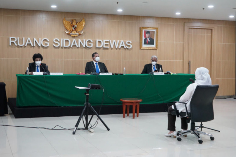 Wakil Ketua KPK Lili Pintauli Siregar saat menjalani sidang pembacaan putusan pelanggaran etik di hadapan majelis etik di gedung KPK Jakarta, Senin (30/8) (Humas KPK)