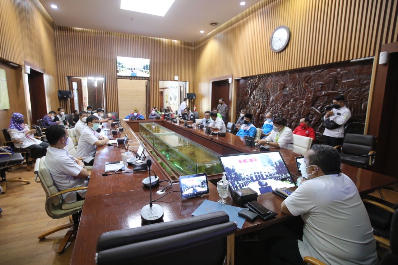 Perwakilan organisasi Serikat Buruh dan Serikat Pekerja sedang melakukan audensi dengan Pemerintah Kota Bandung.