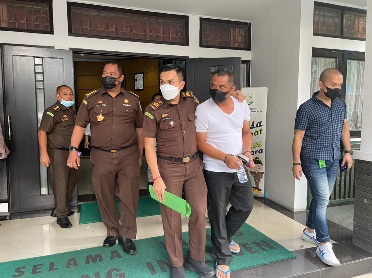 Jaksa Gadungan RN digiring petugas Kejati Jabar untuk diproses huku dan diserahkan ke Polda Jabar