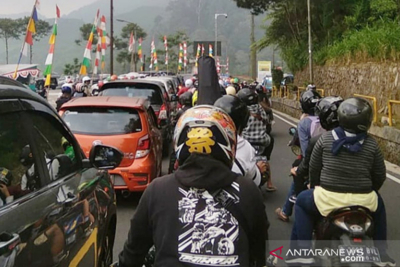 Kondisi lalu lintas di Jalur Puncak, Cisarua, Kabupaten Bogor, Jawa Barat, Minggu (29/8/2021). (ANTARA/M Fikri Setiawan)