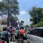 Antrean panjang kendaraan menuju Puncak-Bogor, Cianjur, Jawa Barat mulai terlihat sejak Sabtu (28/8/2021) sore, sehingga petugas melakukan rekayasa arus, Minggu (29/8/2021) untuk antisipasi macet total. ANTARA/Ahmad Fikri