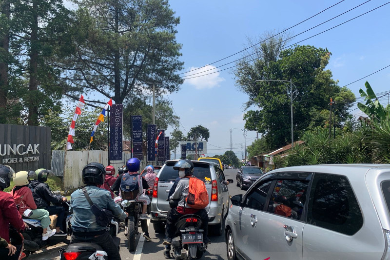 Antrean panjang kendaraan menuju Puncak-Bogor, Cianjur, Jawa Barat mulai terlihat sejak Sabtu (28/8/2021) sore, sehingga petugas melakukan rekayasa arus, Minggu (29/8/2021) untuk antisipasi macet total. ANTARA/Ahmad Fikri