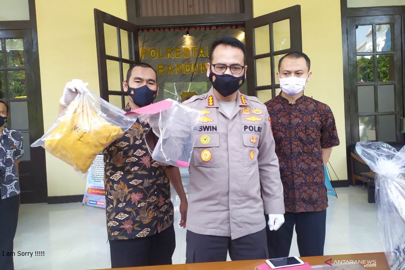 Kapolrestabes Bandung Kombes Pol Aswin Sipayung menunjukkan barang bukti pisau yang digunakan oleh pelaku untuk melakukan pembunuhan. (ANTARABagus Ahmad Rizaldi)