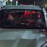 Kendaraan Toyota Rush yang melakukan tabrak lari diamuk masa dalam kondisi rusak