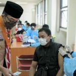 Ketua Divisi Khusus Percepatan Vaksinasi COVID-19 Jawa Barat (Jabar) Dedi Supandi menyaksikan vaksinasi.
