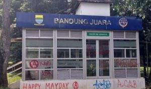 HALTE: Salah satu Halte Bus TMB di Kota Bandung yang terbengkalai tak terurus.