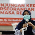 Anggota Komisi IX DPR RI Fraksi PKS, Kurniasih Mufidayati memberikan pemaparan terkait beberapa hal kondisi pandemi Covid-19 saat kunjungan kerja di masa reses di Jakarta, Sabtu (6/3/2021). (Dery Ridwansah/ JawaPos.com)