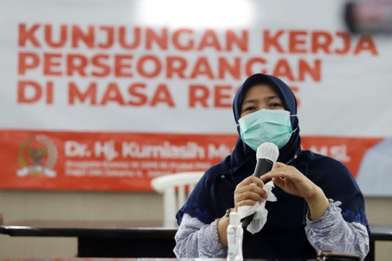 Anggota Komisi IX DPR RI Fraksi PKS, Kurniasih Mufidayati memberikan pemaparan terkait beberapa hal kondisi pandemi Covid-19 saat kunjungan kerja di masa reses di Jakarta, Sabtu (6/3/2021). (Dery Ridwansah/ JawaPos.com)