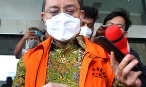 Terdakwa mantan Menteri Sosial Juliari P Batubara berjalan menuju mobil tahanan usai menjalani sidang pembacaan putusan secara virtual di gedung ACLC KPK, Jakarta, Senin (23/8/2021). (Dery Ridwansah/JawaPos.com)