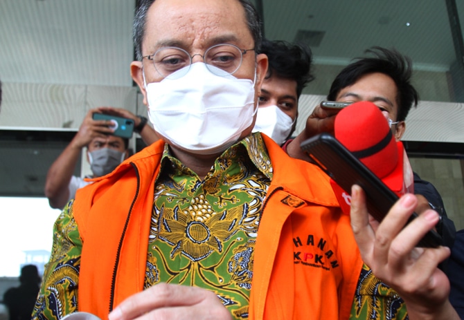 Terdakwa mantan Menteri Sosial Juliari P Batubara berjalan menuju mobil tahanan usai menjalani sidang pembacaan putusan secara virtual di gedung ACLC KPK, Jakarta, Senin (23/8/2021). (Dery Ridwansah/JawaPos.com)