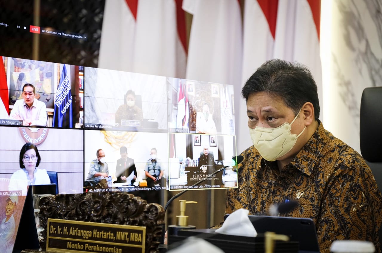 Menko Bidang Perekonomia Airlangga Hararto sedang menggelar rapat koodinasi virtual tentangtang pertumbuhan ekonomi yang terus membaik.