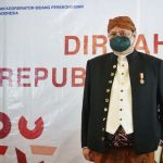 Menteri Bidang Perekonomian Airlangga Hartarto dengan baju adat dari Provinsi Jawa Tengah pada peringatan HUT RI.