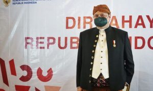 Menteri Bidang Perekonomian Airlangga Hartarto dengan baju adat dari Provinsi Jawa Tengah pada peringatan HUT RI.