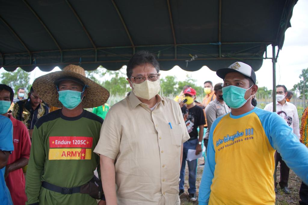 Menteri Koordinator Bidang Perekonomian Airlangga Hartarto berdialog dengan petani ketika kunjungan ke Kalimantan