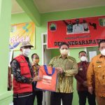 Menteri Koordinator Bidang Perekonomian Airlangga Hartarto membagikan paket sembako kepada para petugas desa Jaga