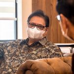 Menteri Koordinator Bidang Perekonomian Airlangga Hartarto sedang berdiskusi mengenai kemajuan penanganan Pandemi Covid-19.