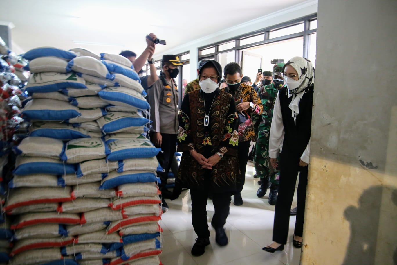 Menteri Sosial Tri Rismaharini melakukan sidak di salah satu gudang untuk memastikan kualitas beras layak untuk di konsumsi. foto Humas Kemensos