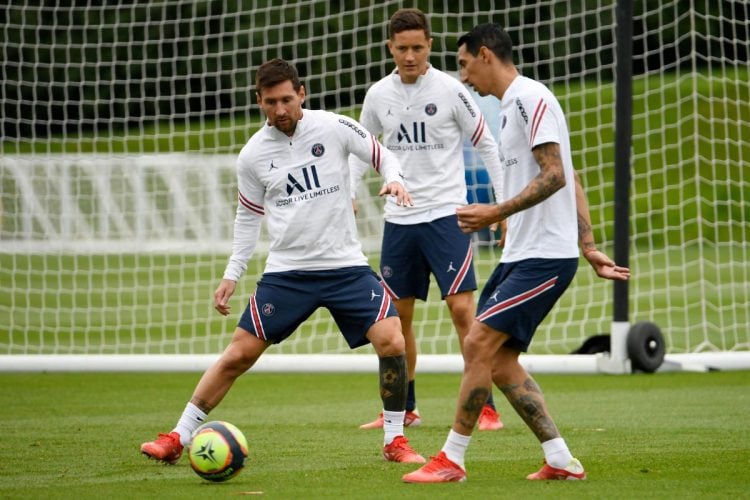 Lionel Messi saat berlatih dengan rekan-rekannya di PSG. Dia siap berlaga dinihari nanti. (AFP)