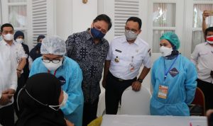Pelaksanaan Vaksin di Jakarta ditinjau langsung oleh Menko Bidang Perekonomian Airlangga Hartarto dan Gubernur DKI Anies Baswedan