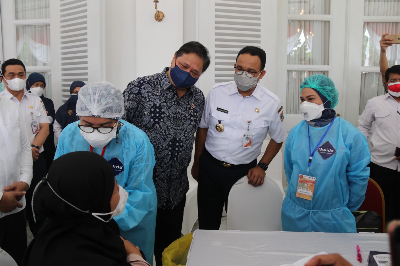 Pelaksanaan Vaksin di Jakarta ditinjau langsung oleh Menko Bidang Perekonomian Airlangga Hartarto dan Gubernur DKI Anies Baswedan