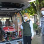 Pendiri Jabar Bergerak, Atalia Praratya Ridwan Kamil menyerahkan bantuan berupa dua unit ambulans yang merupakan kolaborasi dari Yayasan Rumah Cintara dan bank bjb,