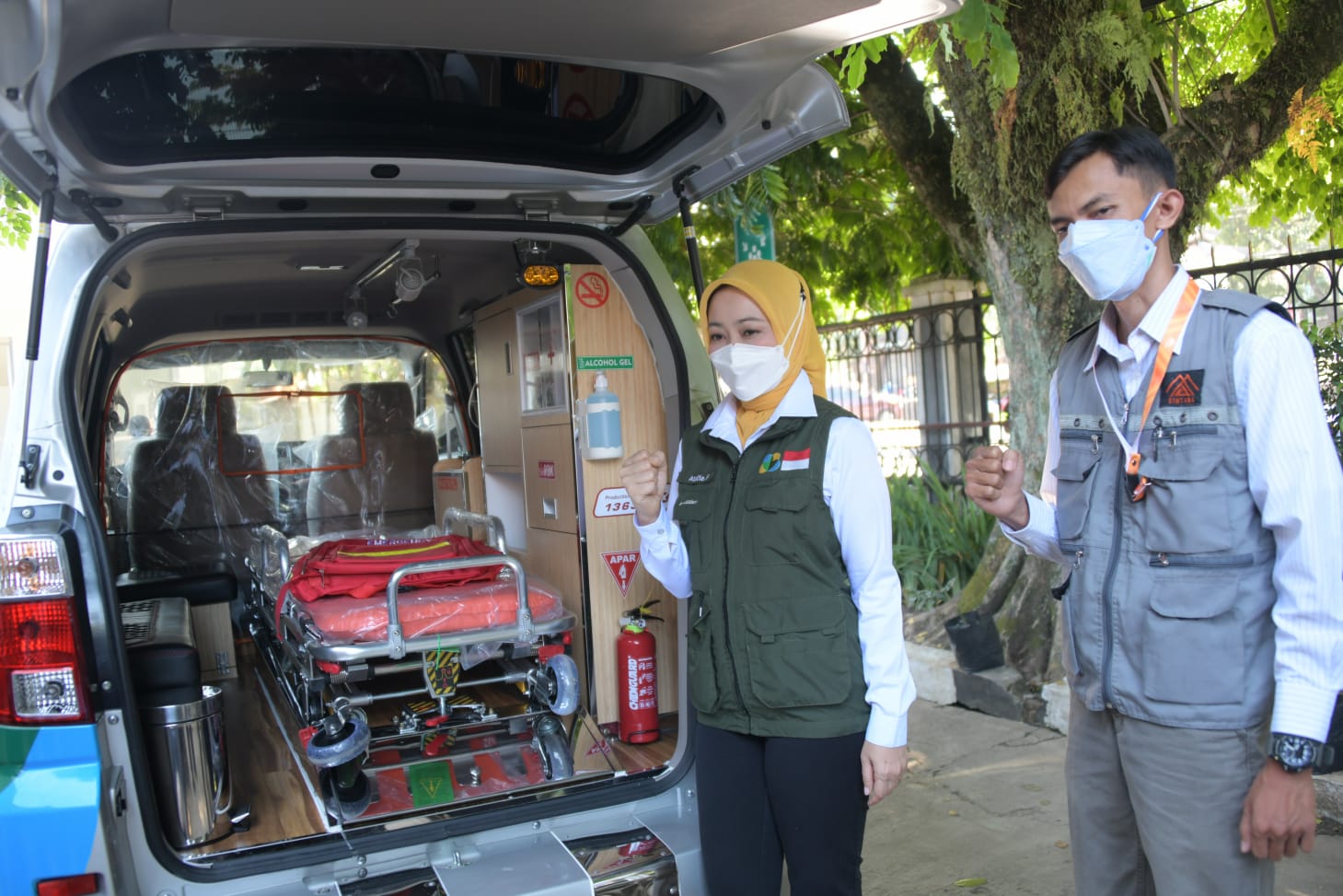 Pendiri Jabar Bergerak, Atalia Praratya Ridwan Kamil menyerahkan bantuan berupa dua unit ambulans yang merupakan kolaborasi dari Yayasan Rumah Cintara dan bank bjb,