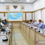 Komisioner Komisi Pemilihan Umum RI (baris kanan) menerima kunjungan pengurus pusat Partai Rakyat Adil Makmur (PRIMA) (baris kiri) di Kantor KPU RI, Jakarta, Rabu (25/8/2021). ANTARA/HO-DPP PRIMA