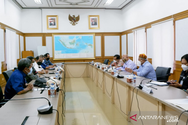 Komisioner Komisi Pemilihan Umum RI (baris kanan) menerima kunjungan pengurus pusat Partai Rakyat Adil Makmur (PRIMA) (baris kiri) di Kantor KPU RI, Jakarta, Rabu (25/8/2021). ANTARA/HO-DPP PRIMA