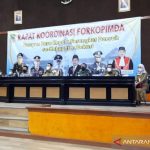 Penjabat Bupati Bekasi Dani Ramdan memimpin rapat koordinasi Forkopimda di Aula K.H Noer Ali, Lantai 4 Gedung Bupati Bekasi, Senin. (ANTARA/Pradita Kurniawan Syah).