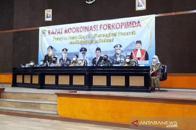 Penjabat Bupati Bekasi Dani Ramdan memimpin rapat koordinasi Forkopimda di Aula K.H Noer Ali, Lantai 4 Gedung Bupati Bekasi, Senin. (ANTARA/Pradita Kurniawan Syah).