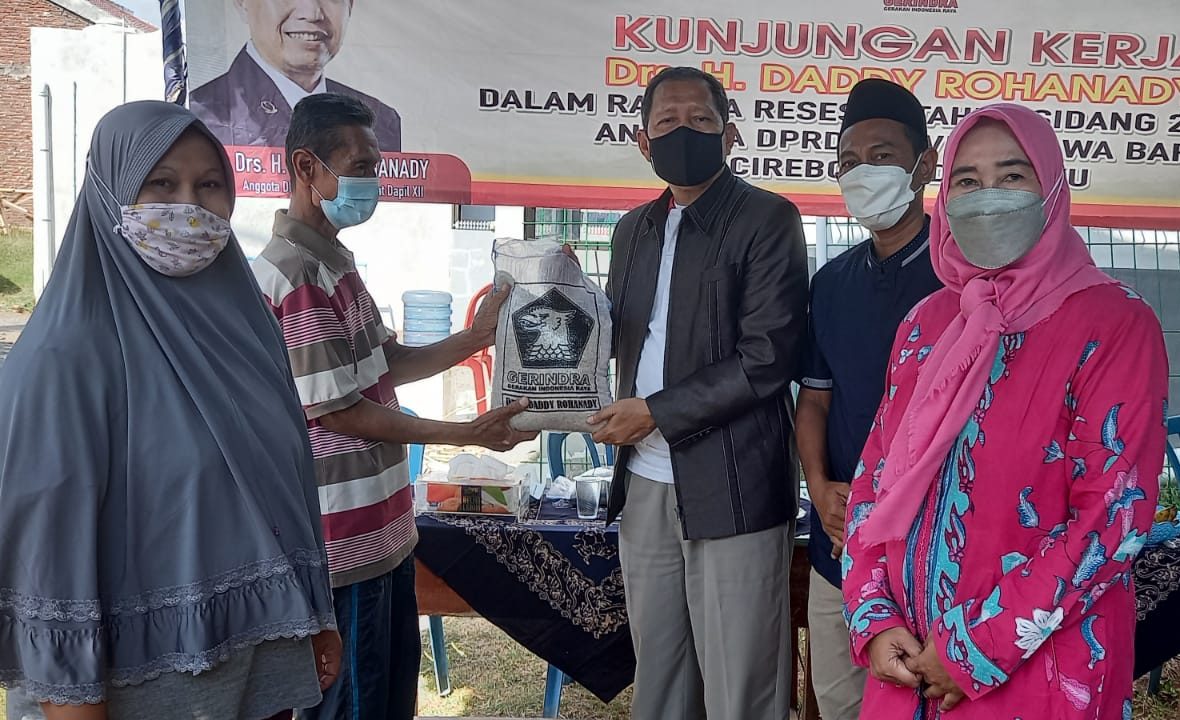 Penyerahan bantuan ke masyarakat Desa Pamijahan disaksikan Kuwu dan anggota DPRD Kabupaten Cirebon