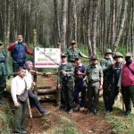 Perhutani dan kelompok masyarakat menutup jalur Off Roaad di Cikole Lembang yang dianggap merusak ekologi hutan