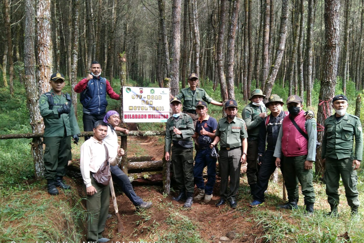 Perhutani dan kelompok masyarakat menutup jalur Off Roaad di Cikole Lembang yang dianggap merusak ekologi hutan