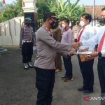Petugas mendapatkan penghargaan usai mengungkap kasus begal terhadap buruh pekerja di Kawasan Industri GIIC Kabupaten Bekasi, Jawa Barat. (ANTARA/Pradita Kurniawan Syah).