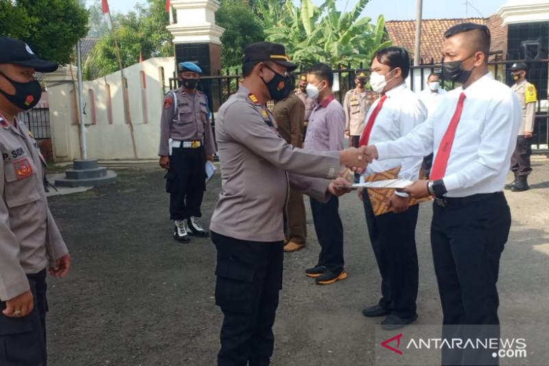 Petugas mendapatkan penghargaan usai mengungkap kasus begal terhadap buruh pekerja di Kawasan Industri GIIC Kabupaten Bekasi, Jawa Barat. (ANTARA/Pradita Kurniawan Syah).