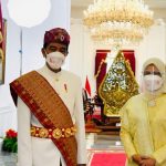 Presiden Joko Widodo mengenakan pakaian adat dari Lampung saat menjadi inspektur Upacara Peringatan Detik-Detik Proklamasi Kemerdekaan Republik Indonesia