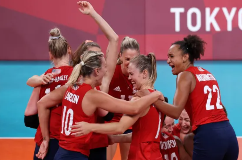 Tim voli putri Amerika Serikat tampak senang usai mengalahkan Brasil di final Olimpiade Tokyo. Foto: (REUTERS/Ivan Alvarado)