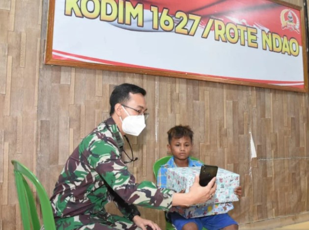 Seorang dokter dari Kesdam IX/Udayana sedang bersama Petrus yang kondisinya sudah membaik usai dirawat di RS karena dianiaya oleh anggota TNI di Rote Ndao. ANTARA/ho-Penrem 161/Wirasakti.