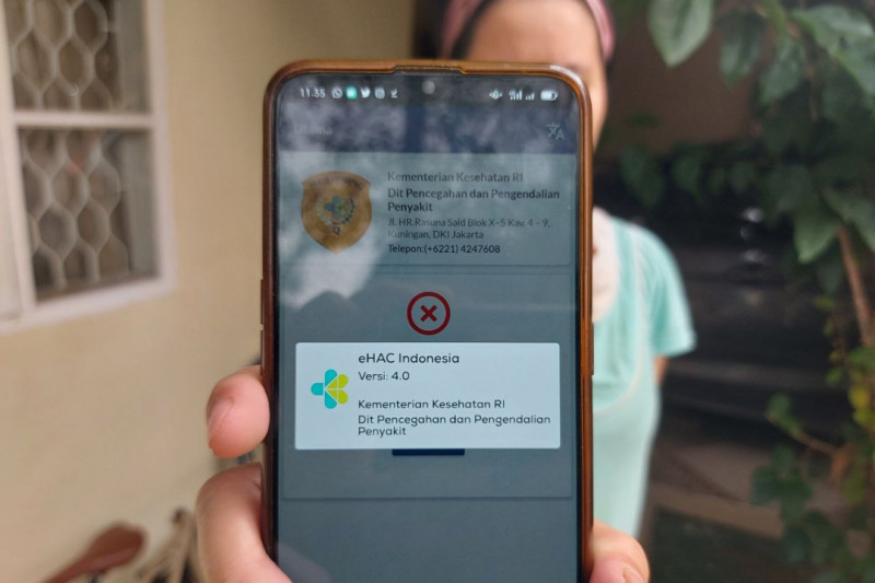 Seorang pengguna eHAC di Kota Bekasi, Jawa Barat, memperlihatkan aplikasi lama yang sudah tidak berfungsi, Selasa (31/8/2021). (ANTARA/Andi Firdaus)