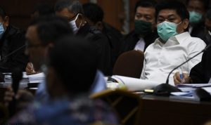 Terdakwa kasus dugaan korupsi pengelolaan keuangan dan dana investasi PT Asuransi Jiwasraya Heru Hidayat menyimak keterangan saksi dalam sidang lanjutan di Pengadilan Tipikor