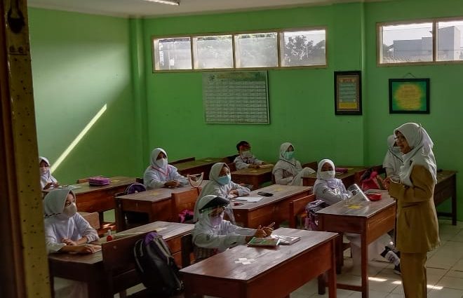 Siswa sedang mengikuti simulasi Pembelajaran Tatap Muka dengan jumlah dibatasi