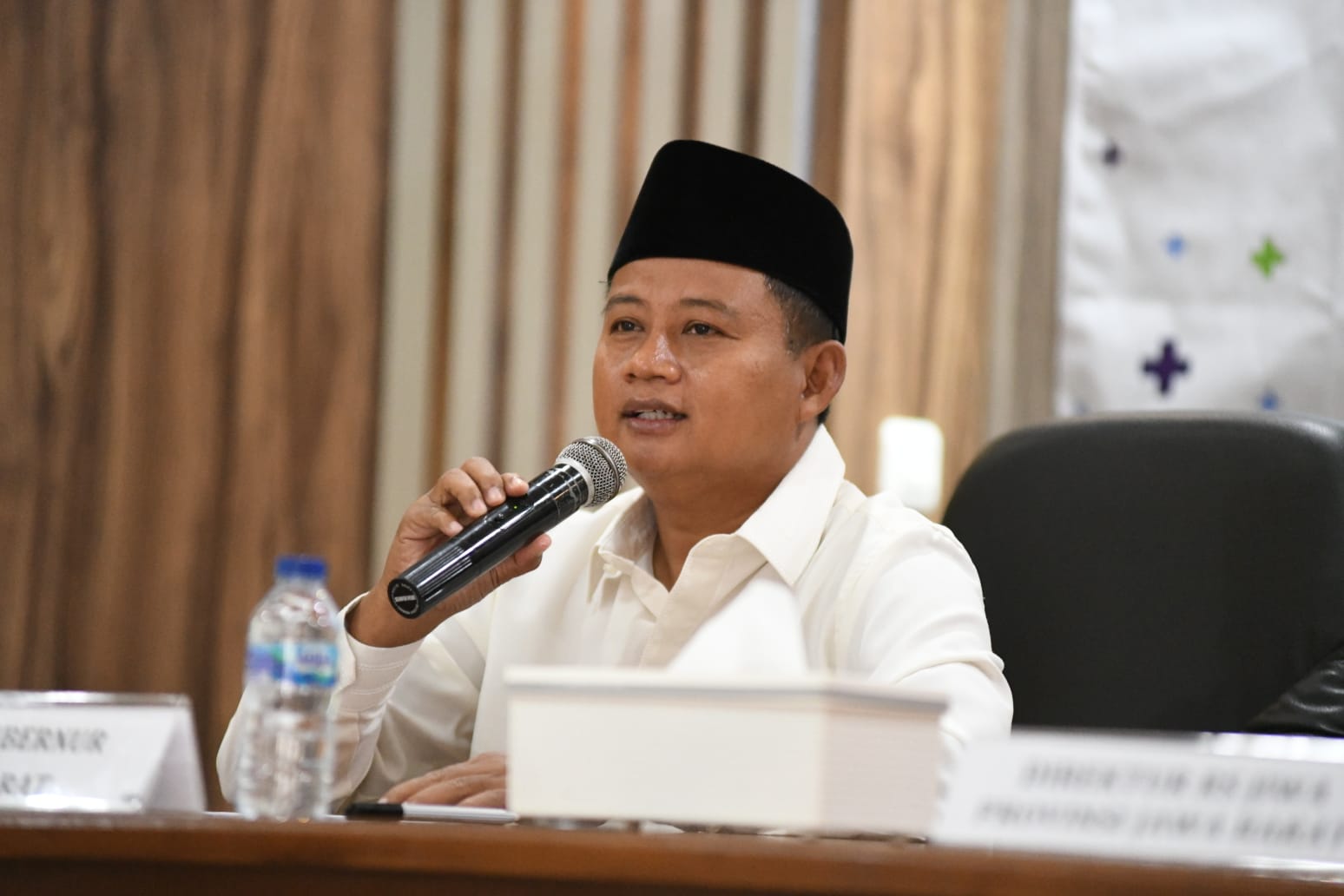 Wakil Gubernur Jawa Barat Uu Ruzhanul Ulum pada acara rapat kerja penanggulangan kemiskinan di Jabar yang mengalami peningkatan