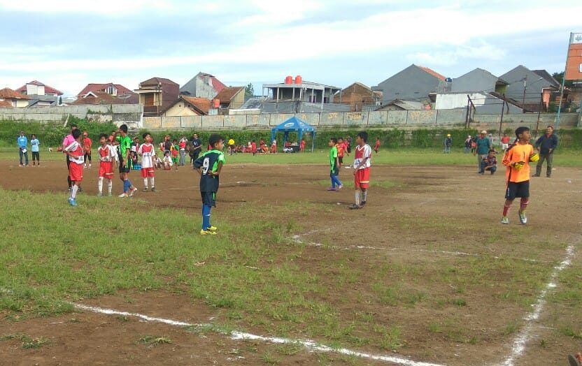 Warga Kota Cimahi masih memanaatkan Stadion sangkuriang untuk berlatih sepak Bola