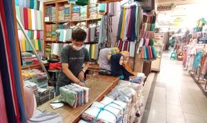 Sigit (36), salah satu pelaku usaha di Pasar Baru Kota Bandung yang mengandalkan platfrom digital untuk berjualan. (Sandi Nugraha/Jabar Ekspres)