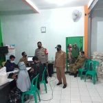 Proses pembagian bansos dari Kemensos di Desa Cilayung, Kecamatan Jatinangor, Kabupaten Sumedang pada Senin (2/8).