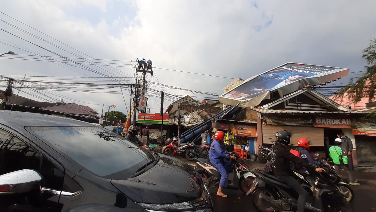 Reklame tumbang menimpa rumah warga di Kota Cimahi.