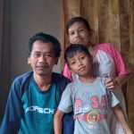Rismana bersama istrinya, Lala, dan sang anak, Ari Sanjaya, di kediamannya. (Yanuar Baswata/Jabar Ekspres)